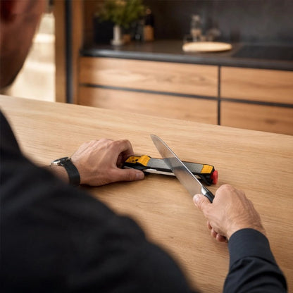 Aiguiseur couteau affût express'ine utilisé par un homme qui aiguise une couteau