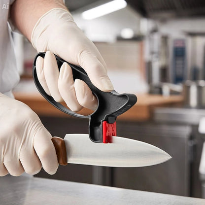 Aiguiseur couteau affut'ine 2 en 1 utilisé en démonstration sur un couteau de cuisine