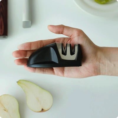 aiguiseur couteau mini affuteur'ine dans une main