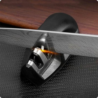 aiguiseur couteau mini affuteur'ine avec lame dans grande fente