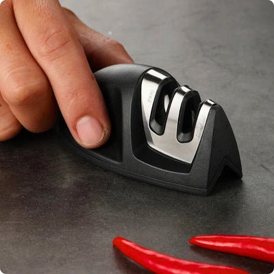 aiguiseur couteau mini affuteur'ine tenu par deux doigts
