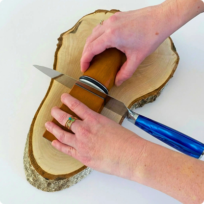 Aiguiseur couteau vu de dessus en train d'aiguiser un couteau