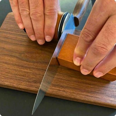 Aiguiseur couteau roulaiguis'ine utilisé pour aiguiser un couteau