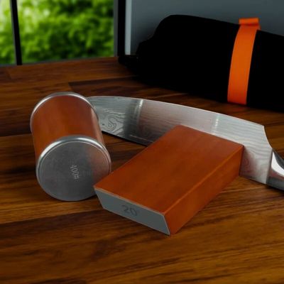 Aiguiseur couteau posé sur une table à côté d'un couteau.