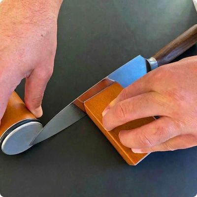 Aiguiseur couteau roulaiguis'ine entrain d'aiguiser un couteau