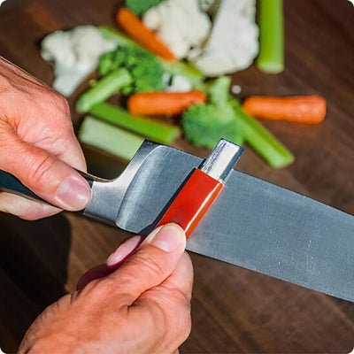 aiguiseur de couteau affût poché'ine aiguise un couteau