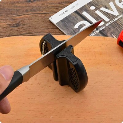 aiguiseur de couteau mini affut'ine avec lame dans fente aiguisage