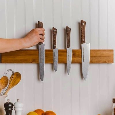 barre aimantée pour couteaux magnetiboisine avec main qui prend couteau
