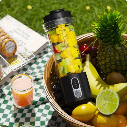 Blender portable posé dans un panier de fruit