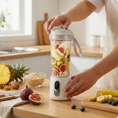 Blender portable tenu par une personne dans une cuisine