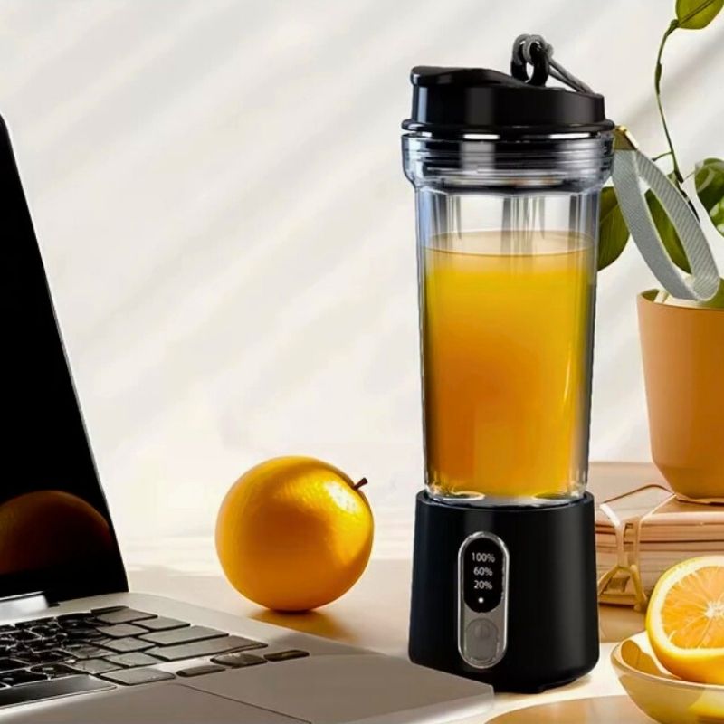 Blender portable posé à côté d'un ordinateur