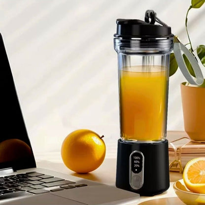 Blender portable posé à côté d'un ordinateur