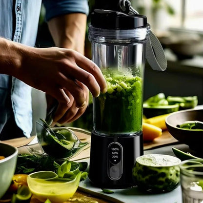 Blender portable sur plan de travail entouré d'herbes