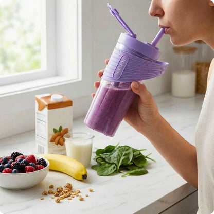 Personne buvant à la paille d'un blender portable