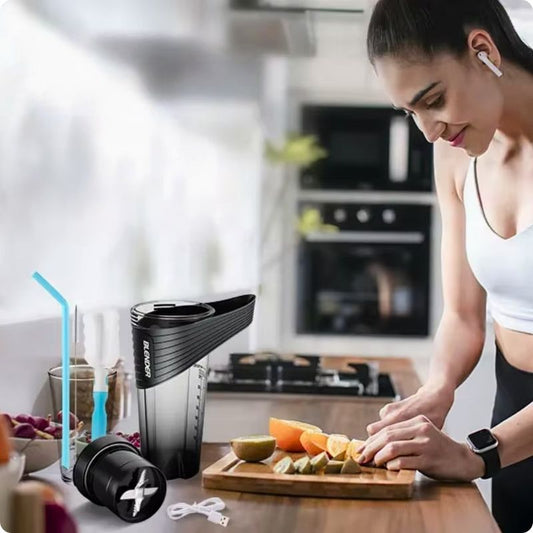 Femme coupant des fruits avec blender portable à côté