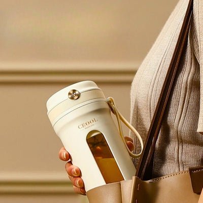 Personne mettant dans son sac son blender portable.