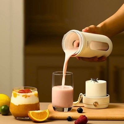 Personne versant dans verre smoothie réalisé à l'aide d'un blender portable.