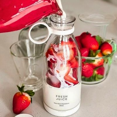 blender portable blanc posé sur une table