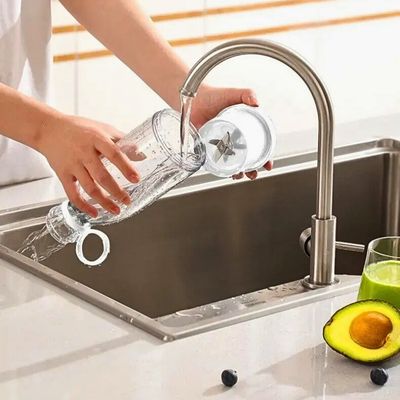Personne en train de nettoyer un blender portable