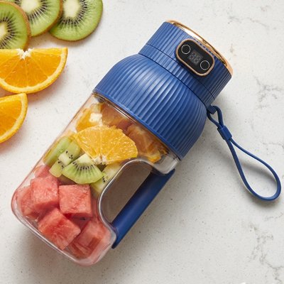Blender smoothie bleu posé sur une table en cuisine