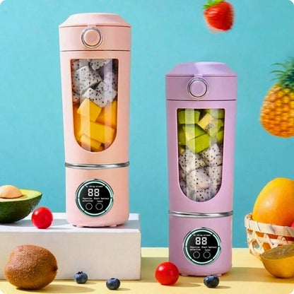 Blender smoothie beige et rose posés sur une table