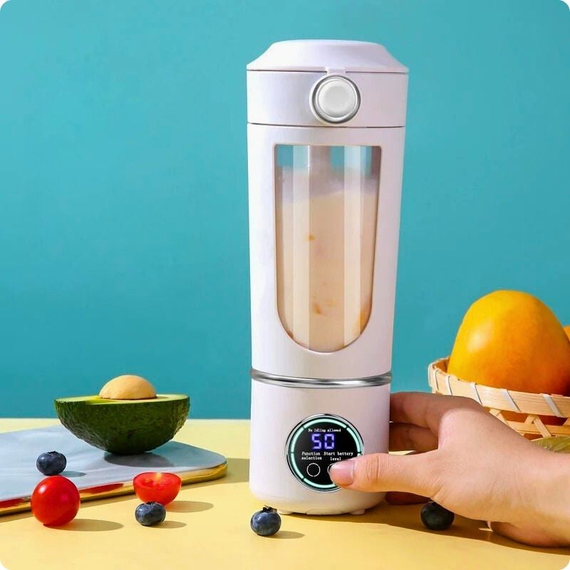 Blender smoothie blanc sur table avec personne qui appuie sur bouton