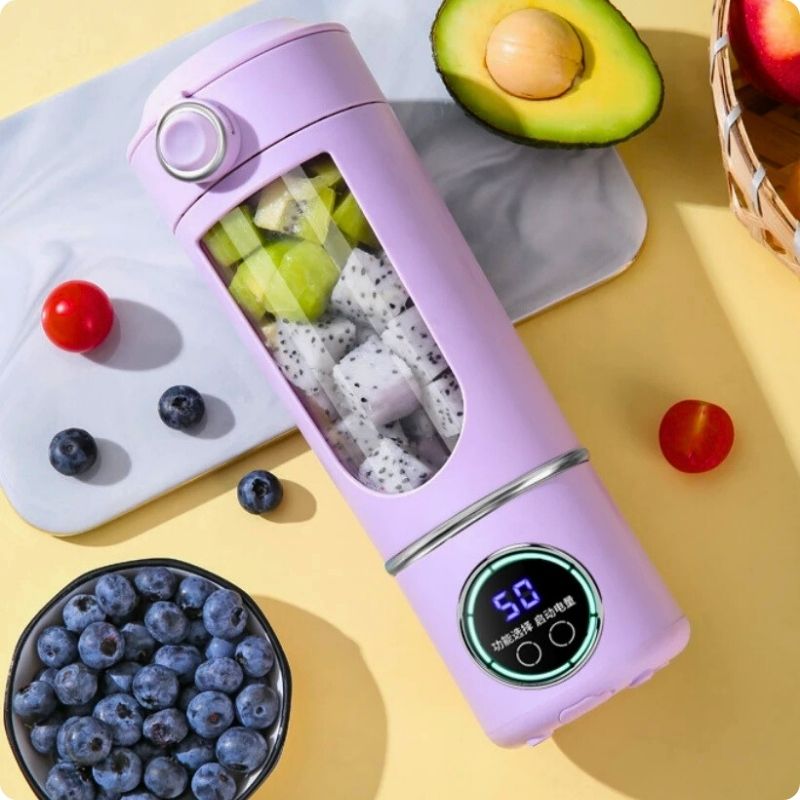 Blender smoothie rose posé sur table