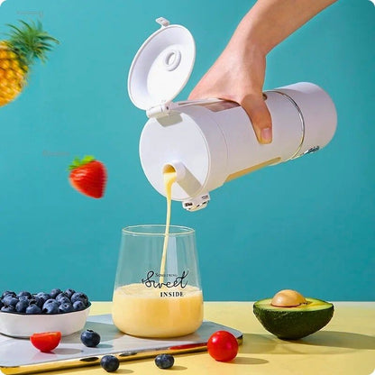 Personne utilsant un blender smoothie pour remplir un verre