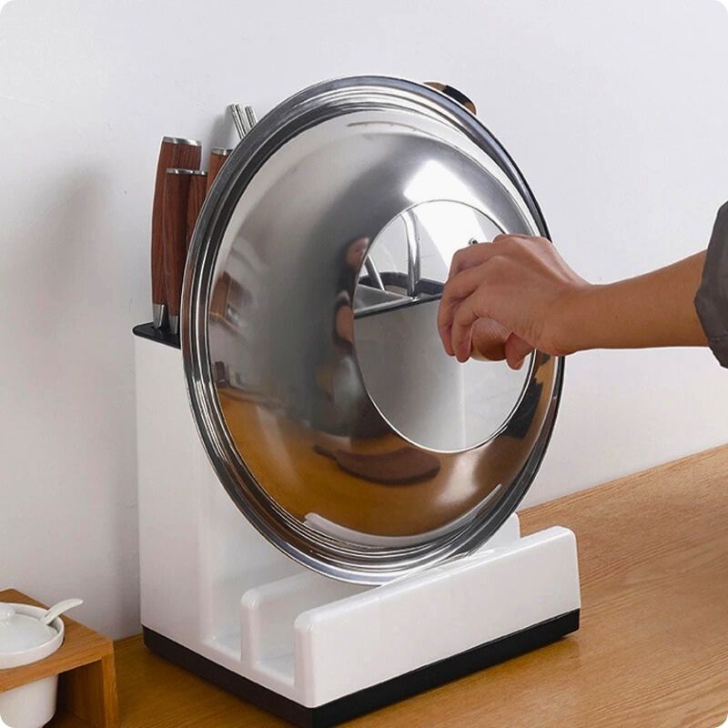 Bloc couteaux sur table avec couvercle.