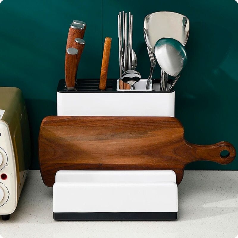 Bloc couteaux sur table à côté micro onde.