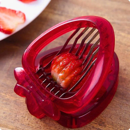 Coupe fraise frais'ine en train de couper une fraise