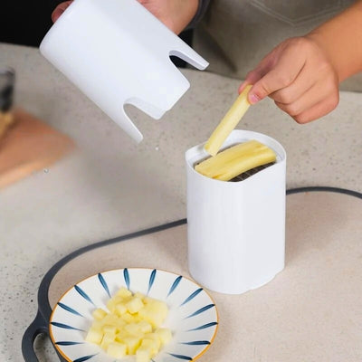 Personne-qui-prend-une-frite-découpée-par-un-coupe-frites-coupefrit_ine
