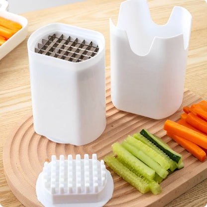 Coupe frites posé sur planche avec des frites de légumes