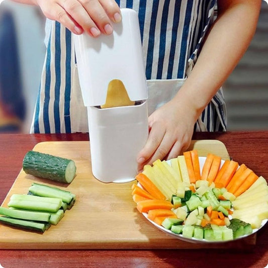 Personne réalisant des frites de légumes à l'aide d'un coupe frites
