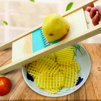 Main-qui-coupe-une-pomme-de-terre-avec-un-coupe-frite-dentel_ine