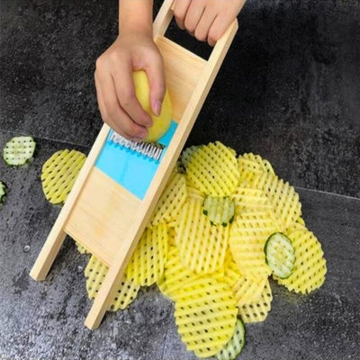 Personne-qui-coupe-une-pomme-de-terre-avec-un-coupe-frite-dentel_ine