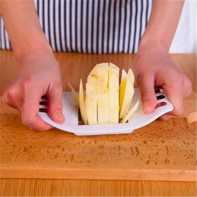 Personne qui coupe une pomme de terre en frite grâce au coupe frite emport'ine blanc