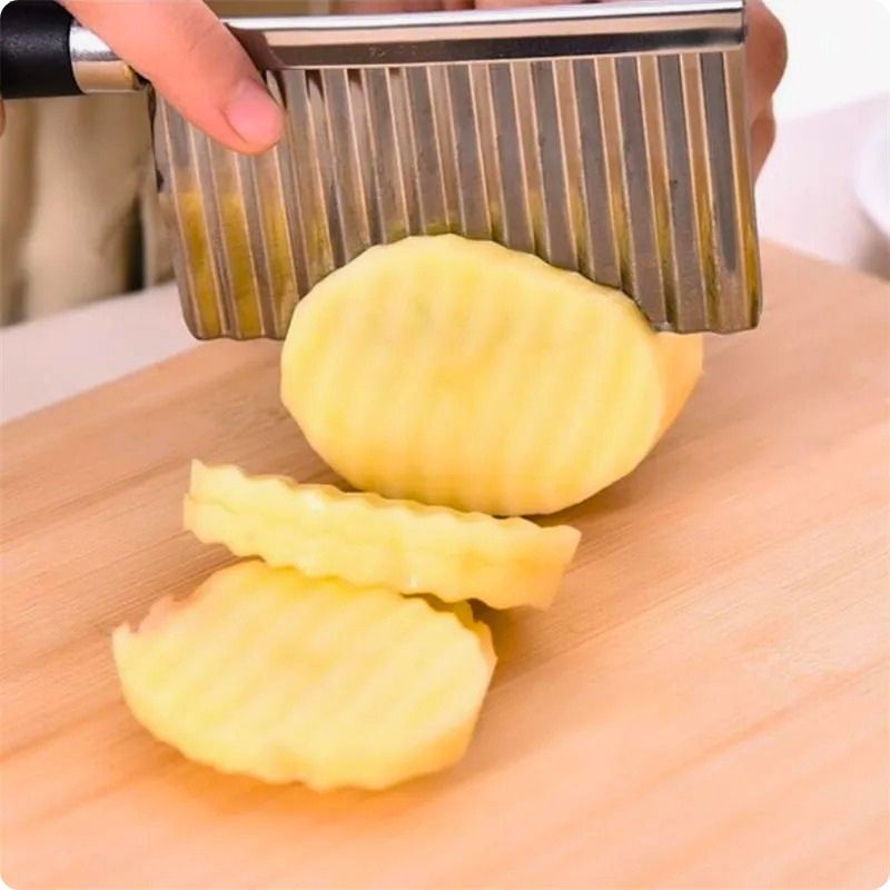 Coupe frite manuel ond'ine utilisé pour couper une pomme de terre
