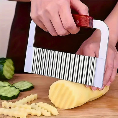 Coupe frite manuel poignée tenu par une personne qui coupe une pomme de terre