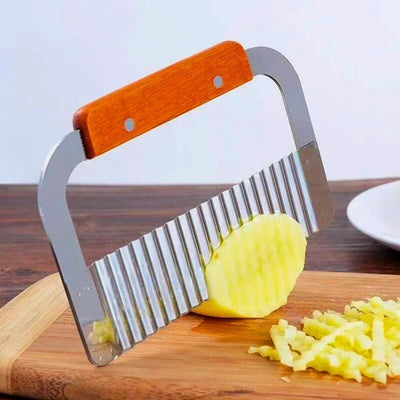 Coupe frite manuel poignée inséré dans une pomme de  terre