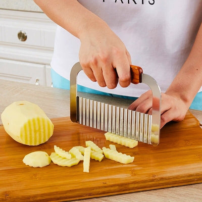 Personne qui coupe une pomme de terre avec un coupe frite manuel partag'ine