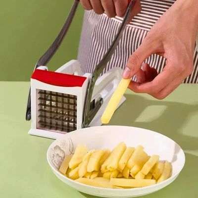 Personne utilisant un coupe frite professionnel