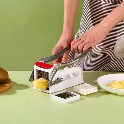 Personne utilisant un coupe frite professionnel pour couper une pomme de terre en frites.