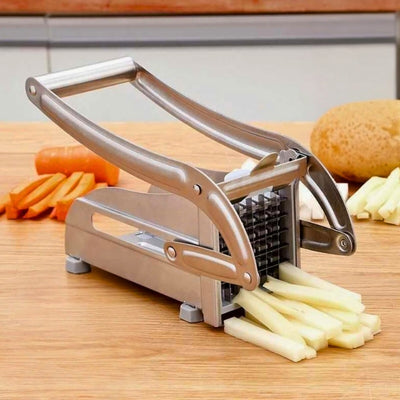Coupe-frite-design-avec-des-frites-sorties-de-l-appareil