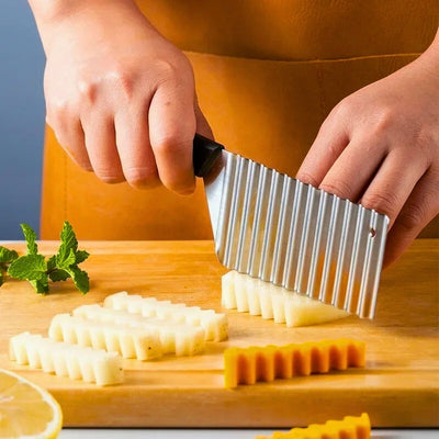 Mains-qui-coupe-une-pomme-de-terre-avec-un-coupe-frites-manuel-couteau