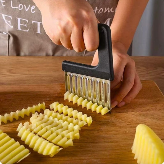 coupe frites ondulé utilisé pour couper des frites sur une planche