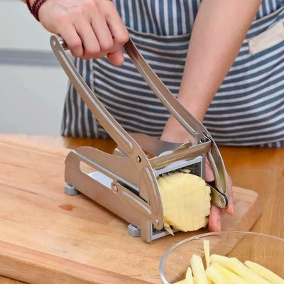 Personne qui appuie sur la poignée d'un coupe frites professionnel design
