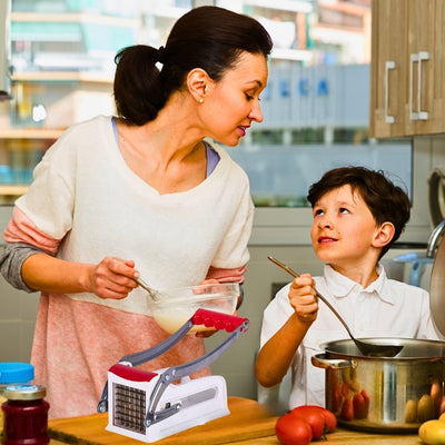 Maman et son fils qui cuisine ensemble avec un coupe frites reussifrit'ine