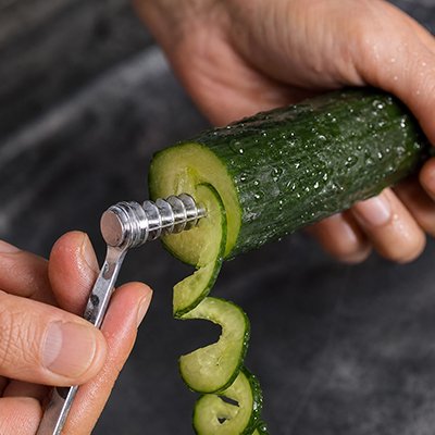 Coupe legume manuel chef spiral'ine utilisé pour couper en spirale un concombre
