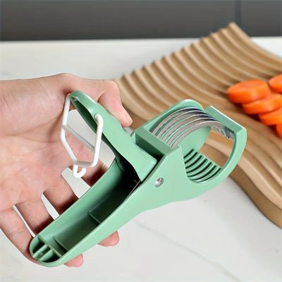 Coupe légumes dans les mains d'une personne